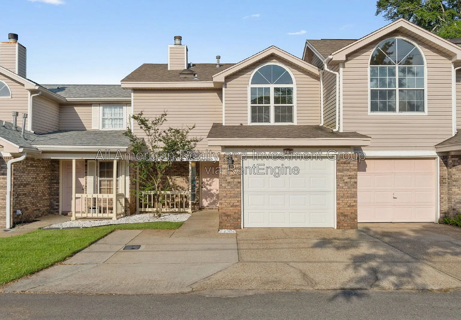 3 bed, 2.5 bath, 1289 sqft, $1,900 — Photo 1