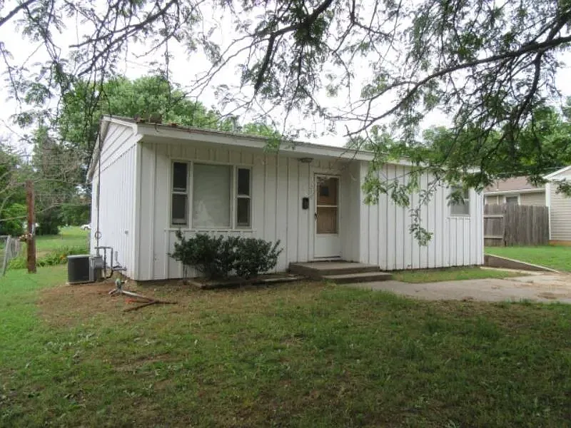 226 W H Ave