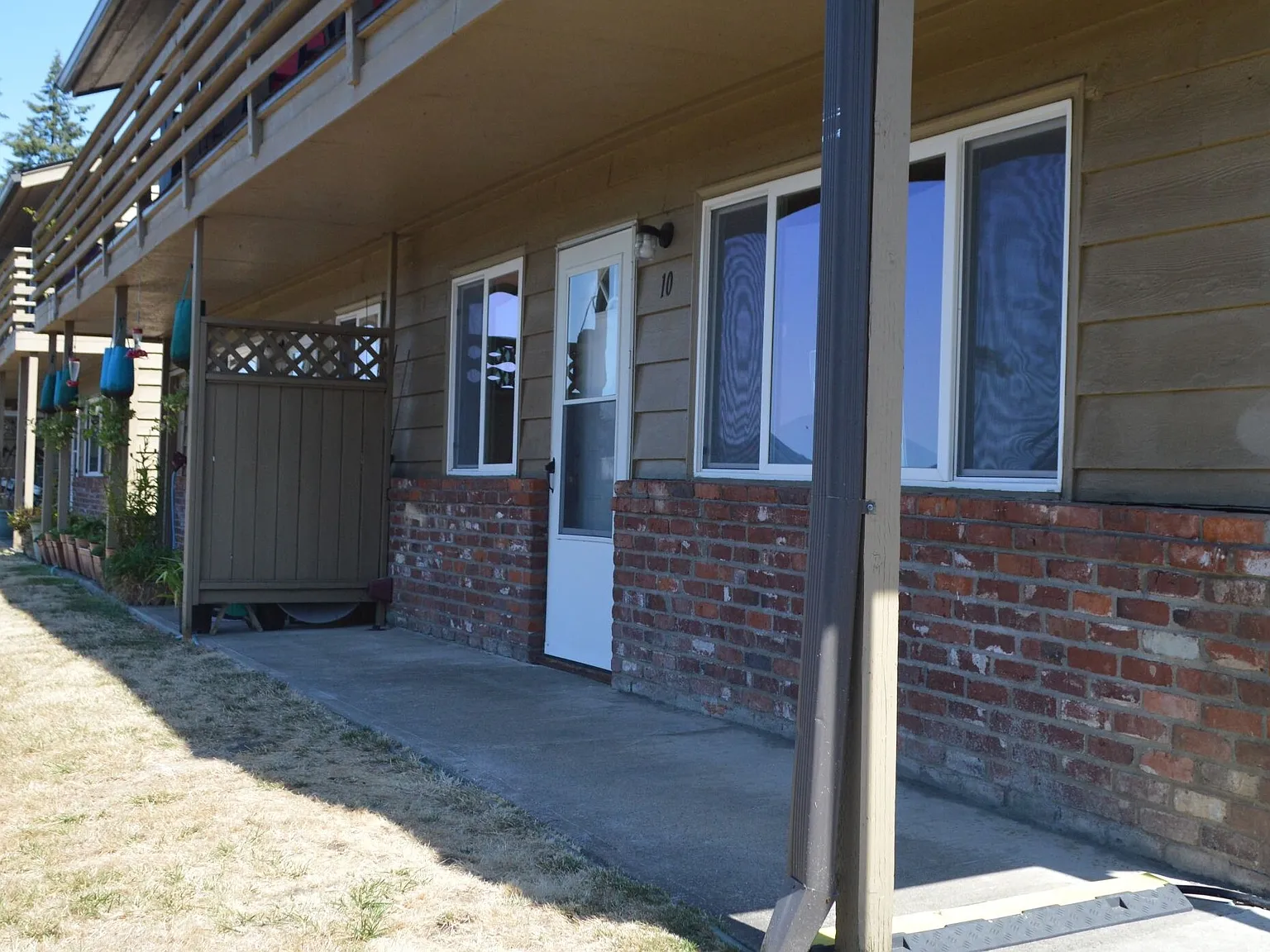725 NW Pine St — Photo 2