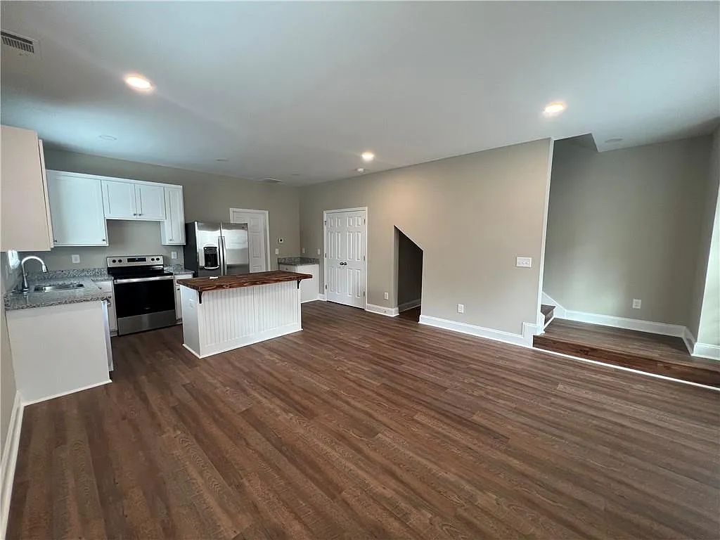 3 bed, 2.0 bath, $1,925 — Photo 2