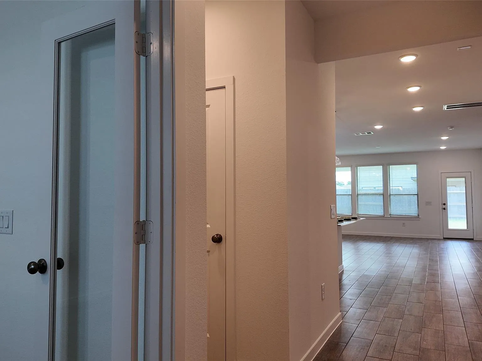 4 bed, 2.5 bath, 2392 sqft, $2,400 — Photo 2