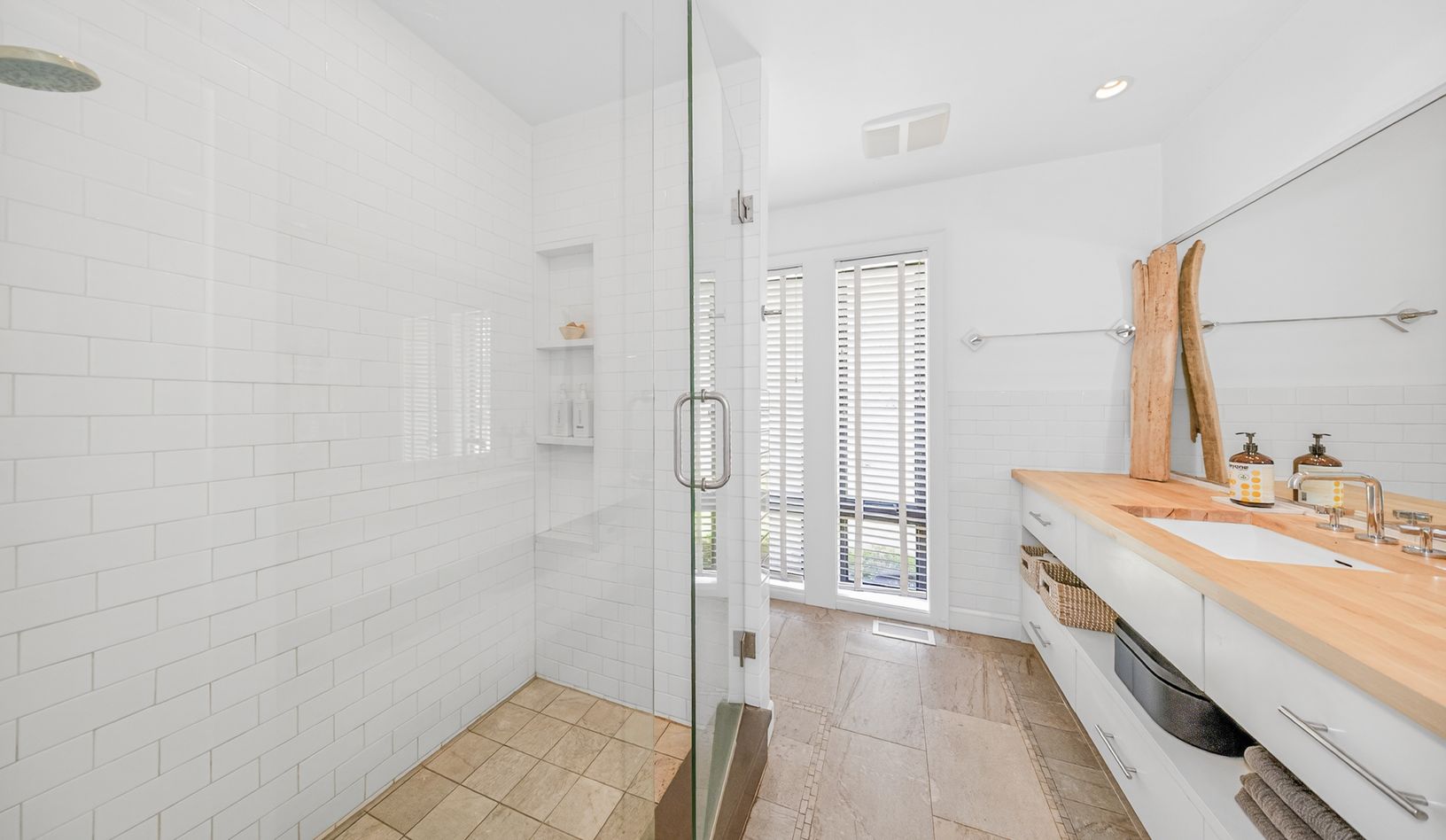  Sleek Bathrooms 