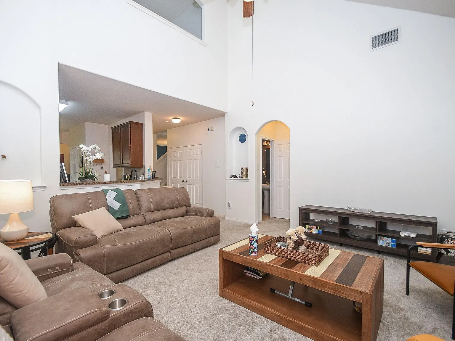 4 bed, 2.5 bath, 2354 sqft, $2,200 — Photo 4