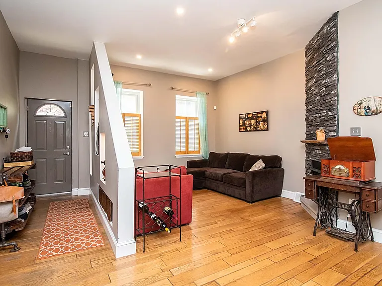 213 W George St — Photo 2
