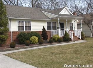 15 W Spruce St, Islip, NY 11751