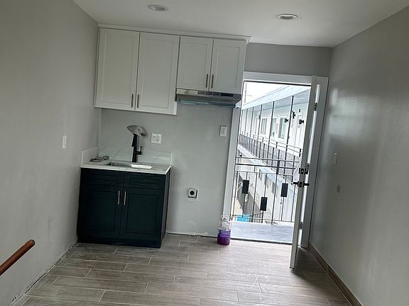 3rd image of 20301 Cohasset St APT 11