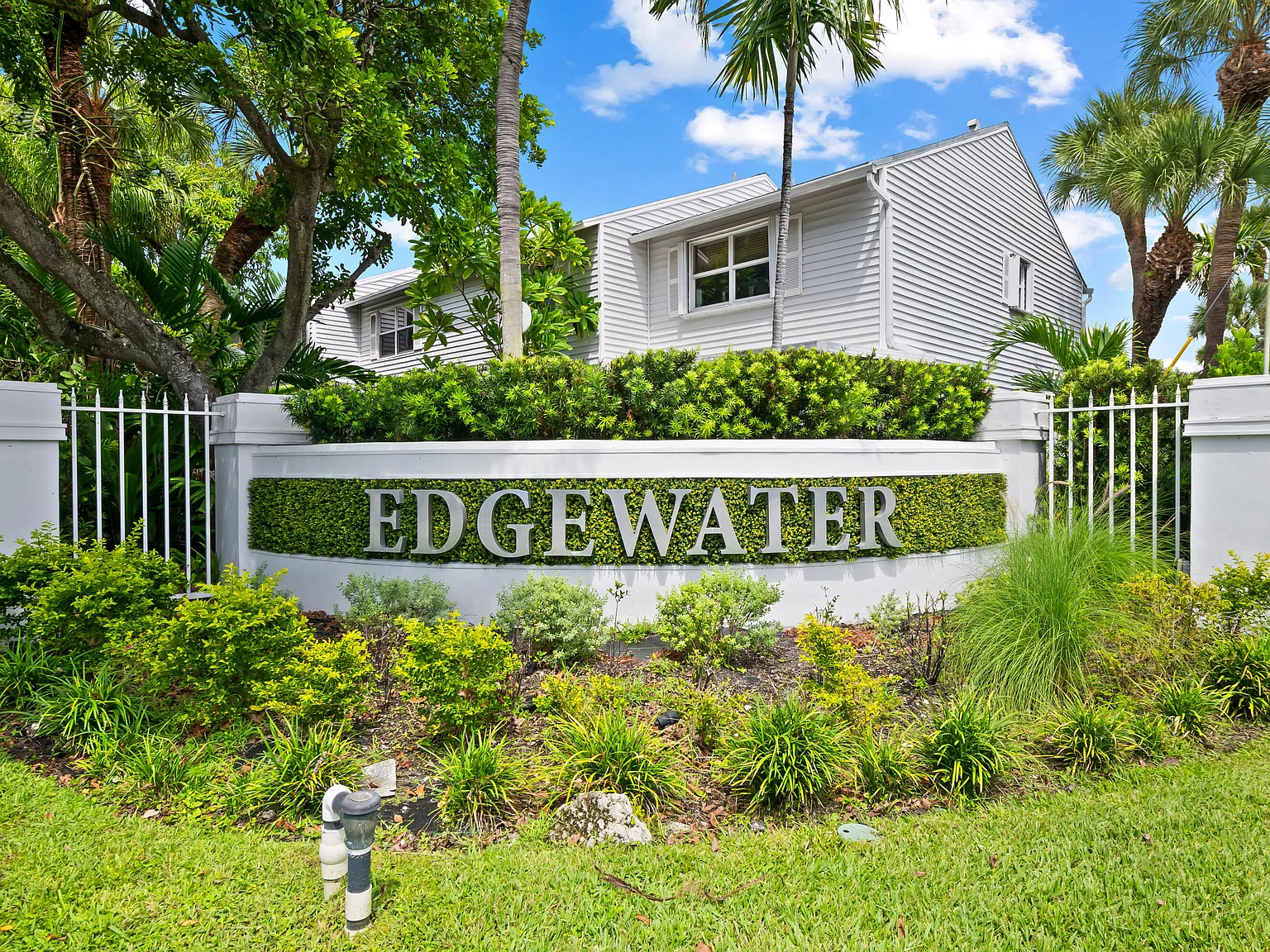 2 bed, 1.5 bath, 1060 sqft, $2,700 — Photo 1