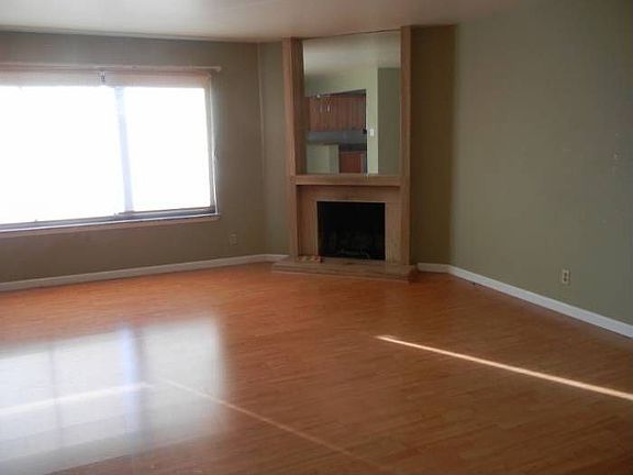 Living room w/ fireplace