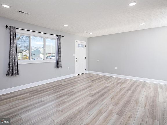 4th image of 34 Elm Dr