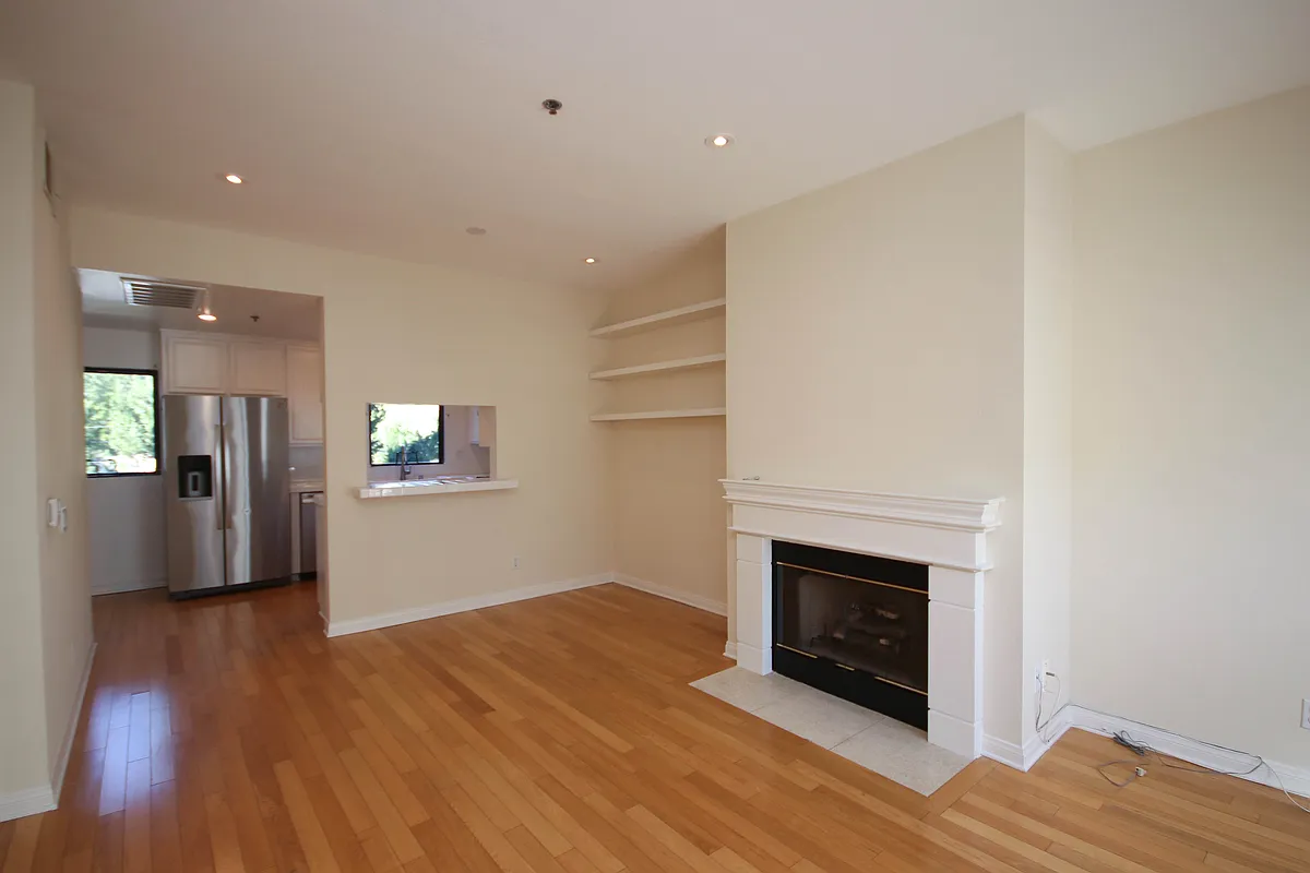 Building Photo - 111 S Oak Knoll Ave #203