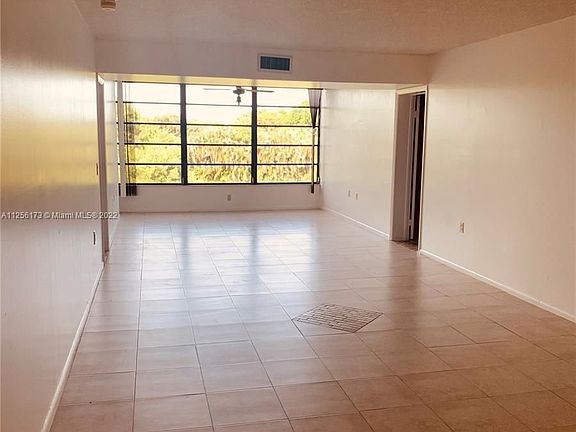 3rd image of 1514 Whitehall Dr APT 305