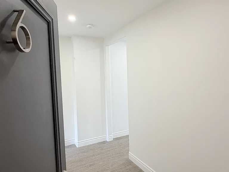 691 Ouellette Ave #6 — Photo 2