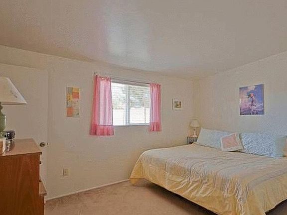 Master bedroom (en suite bathroom left, walk in closet right)