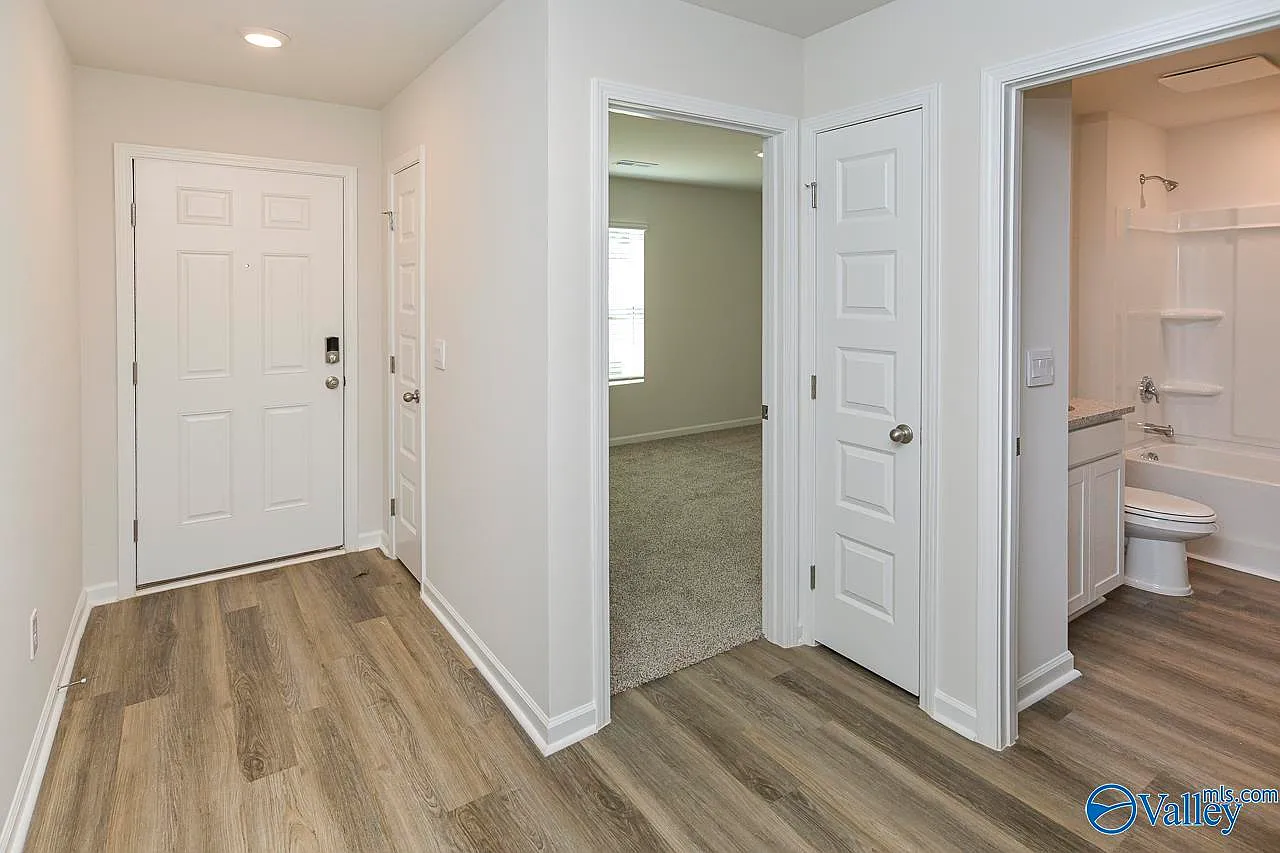 4 bed, 3.0 bath, 1497 sqft, $2,454 — Photo 2