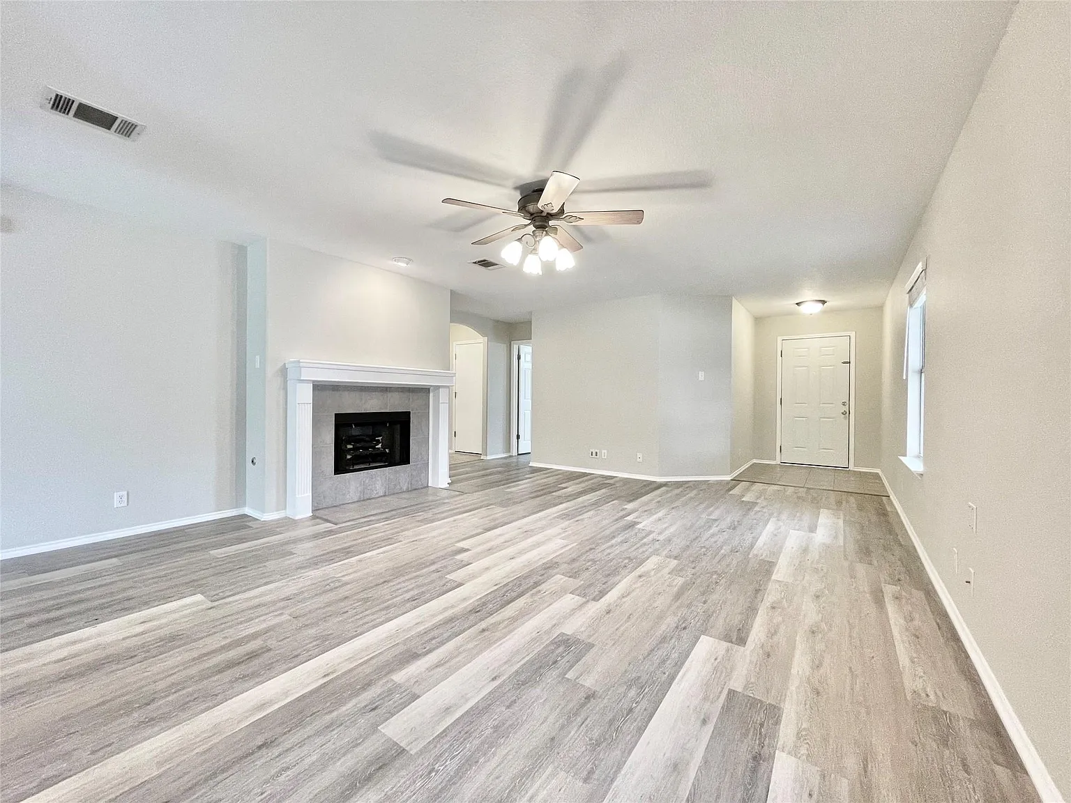 3 bed, 2.0 bath, 1696 sqft, $1,995 — Photo 3