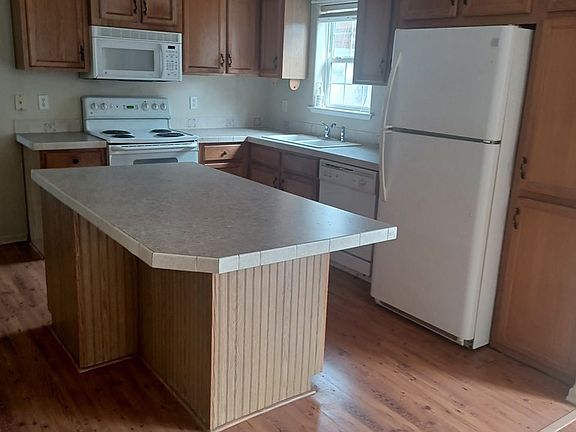 3rd image of 102 Kensington Blvd