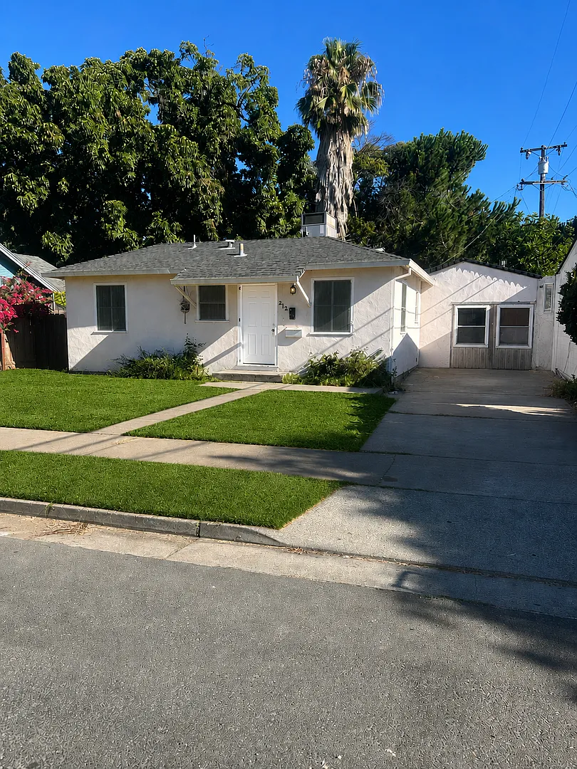 2121 Raymond Ave Stockton, CA 95203 — Photo 1