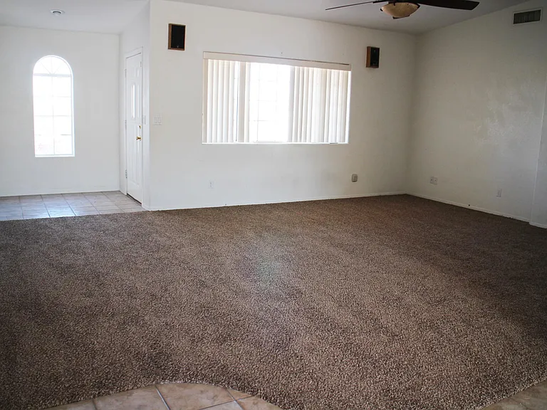 906 Desert View Dr — Photo 4