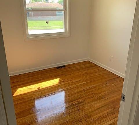 4th image of 981 Saint Martins Ave