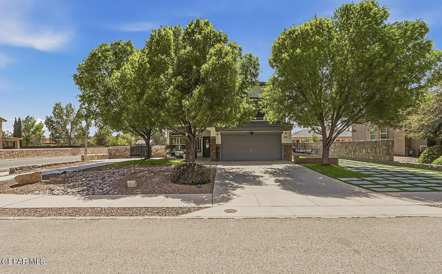 4 bed, 2.5 bath, 2023 sqft, $2,900 — Photo 2