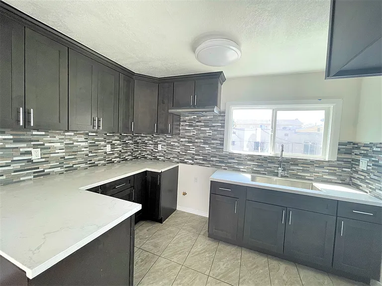 10507 S San Pedro St — Photo 10