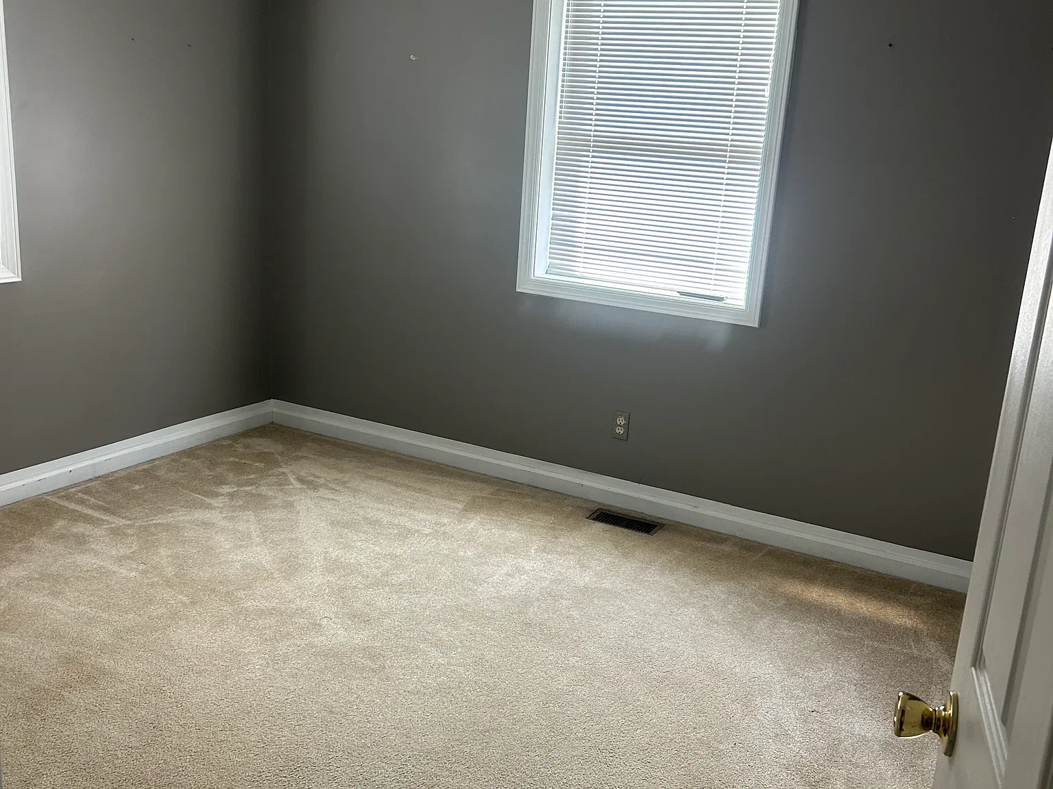 3 bed, 2300 sqft, $2,400 — Photo 4