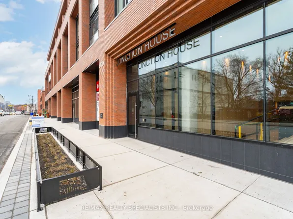 2720 Dundas St W, Toronto, ON