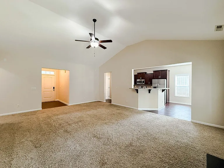 728 Roanoke Dr — Photo 3