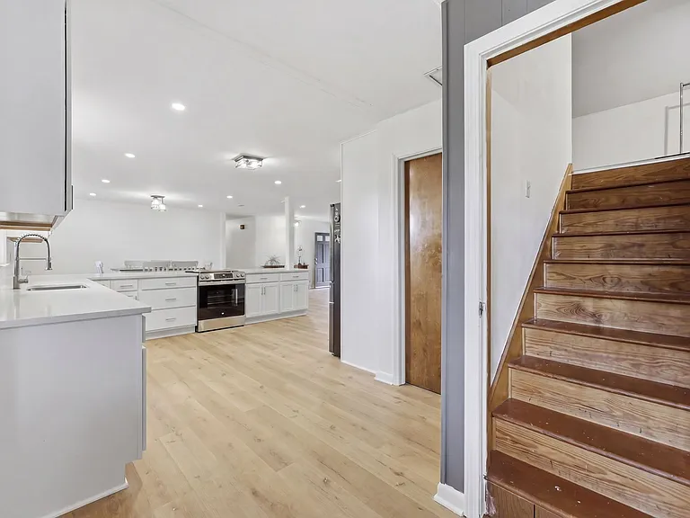 128 Convention Dr — Photo 30