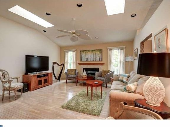4th image of 107 Europa Blvd