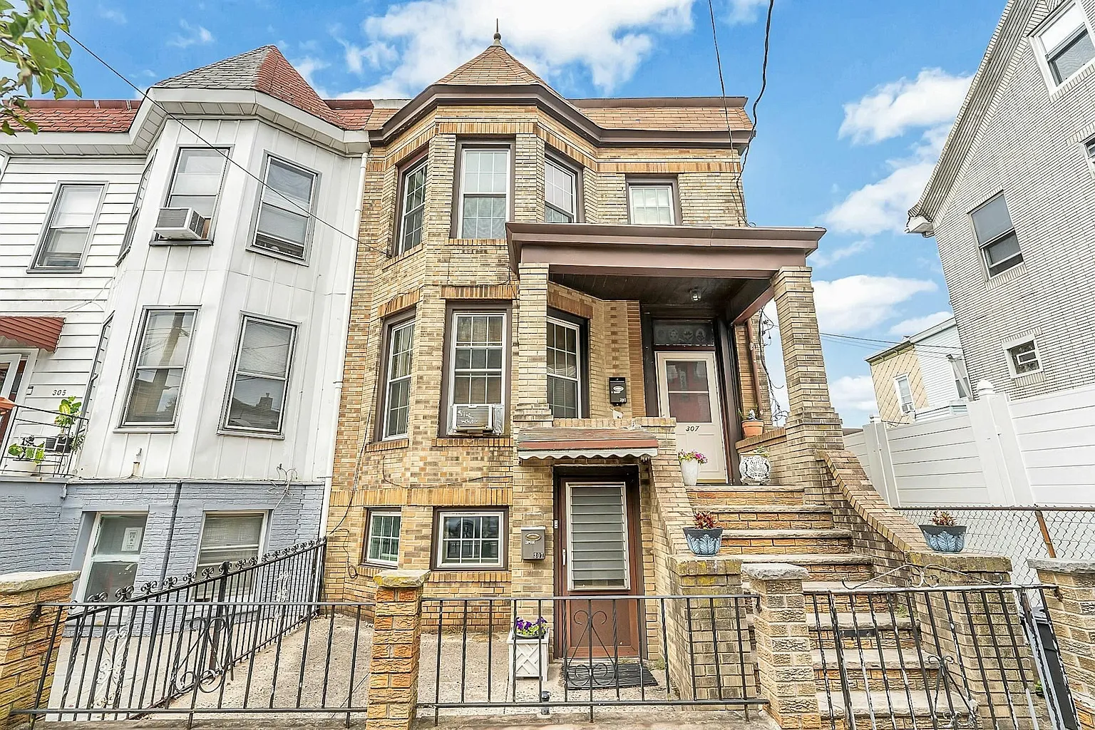 307 New York Ave photo 1