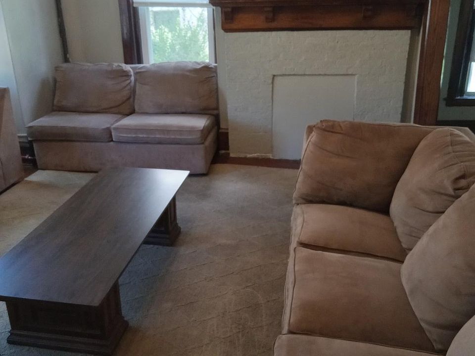 Apt 3 - living room