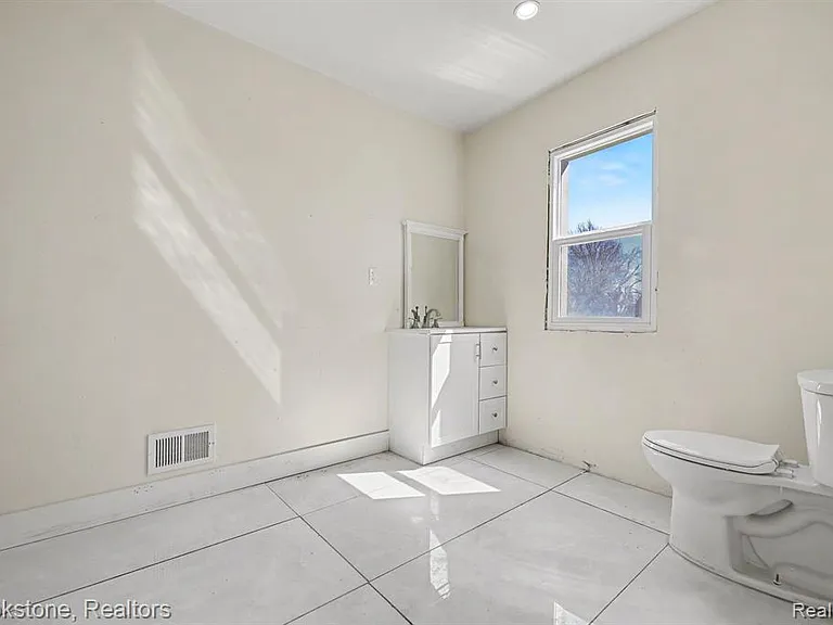 5533 Sheridan St — Photo 14