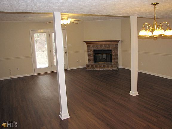 4th image of 445 Williamsburg Way