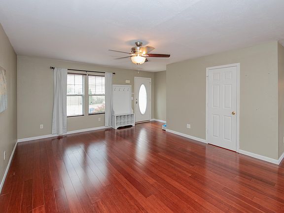 5th image of 810 Fraser Grove Dr