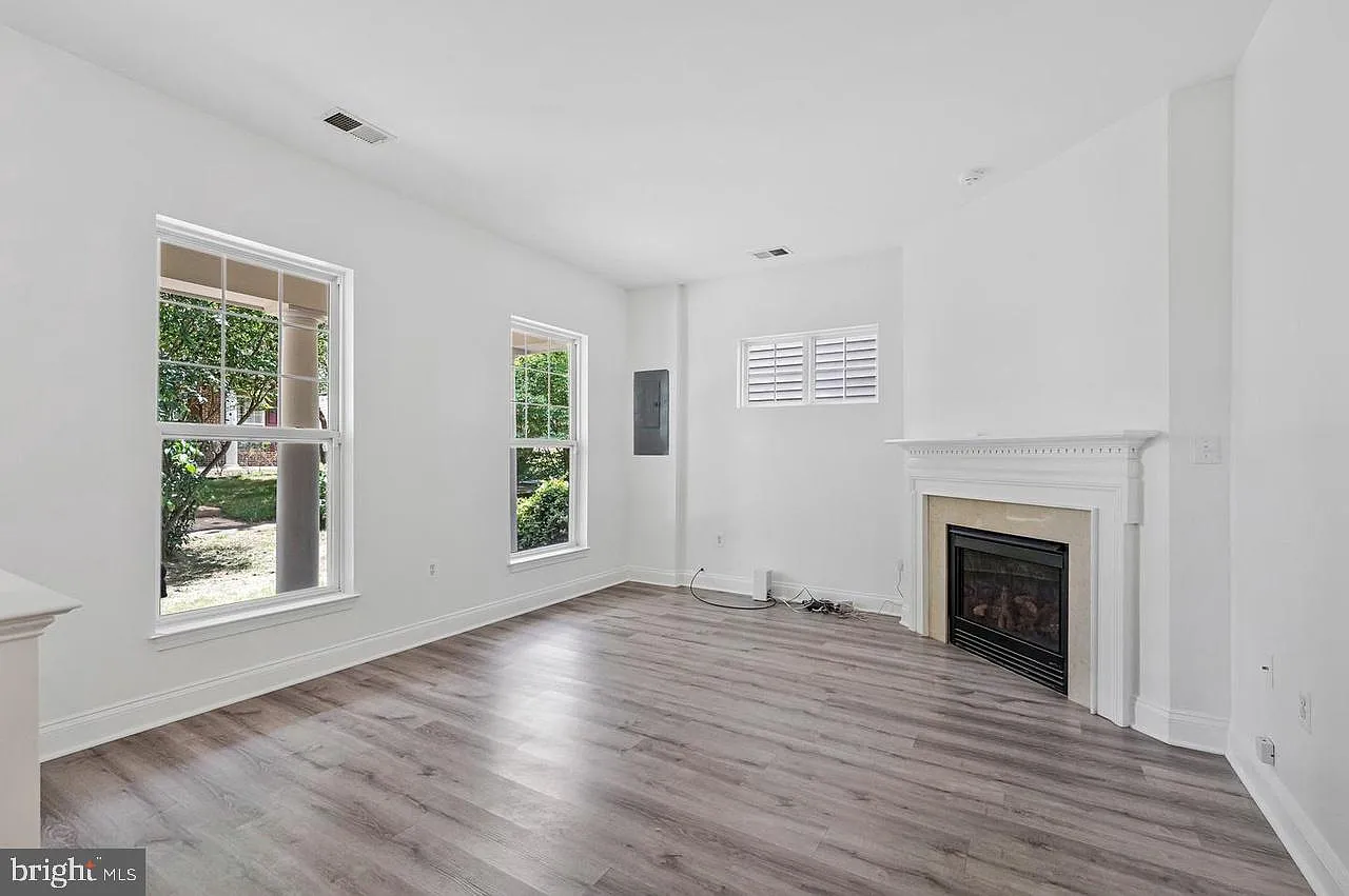 4 bed, 3.5 bath, 2833 sqft, $3,200 — Photo 2