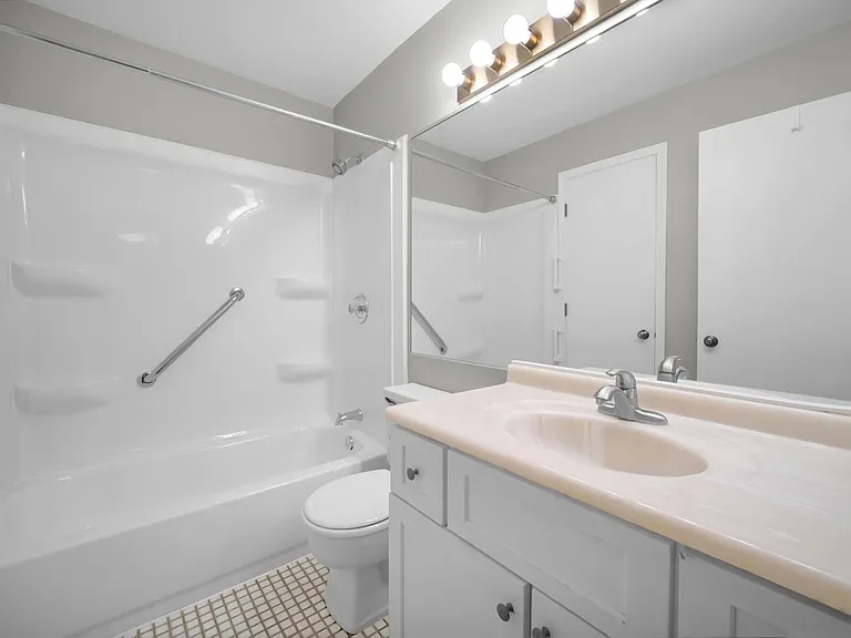 1671 Grosvenor Cir #B — Photo 11