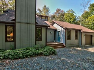 2395 Hillcrest Dr, Pocono Pines, PA 18350