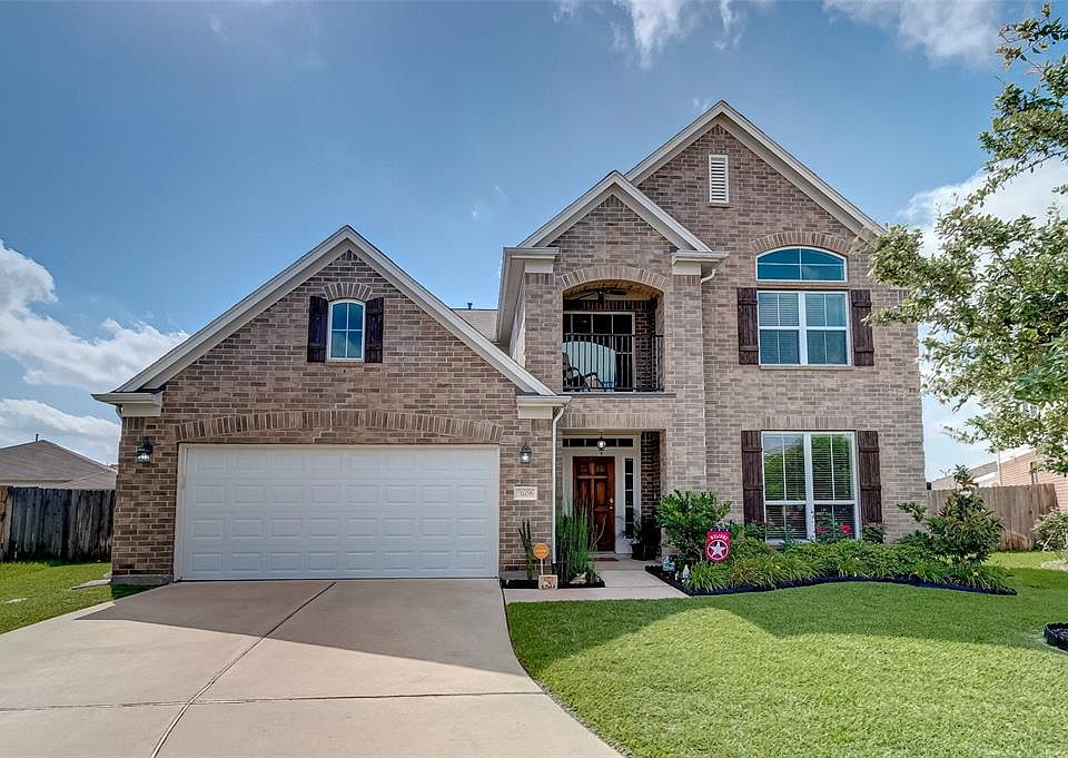 Welcome Home!! Beautiful curb appeal for this 5 bedroom 3/1 bath home! Come take a look inside!