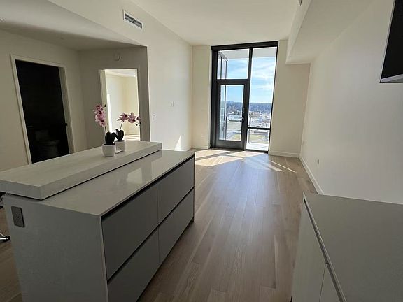 5th image of 889 Avenue Sq NE #811