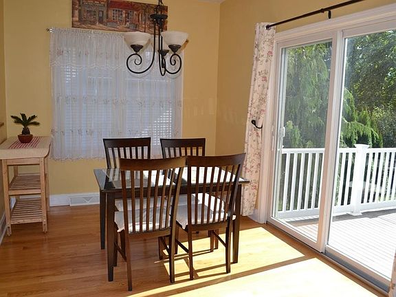 5th image of 11 Yardley Ct