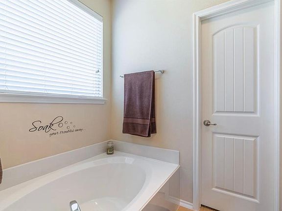 4th image of 1013 Colony Dr