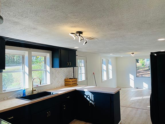 2nd image of 447 Lindsey Rd