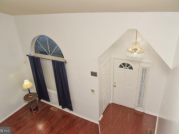 4th image of 303 Laura Ln