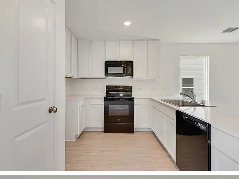 613 Holleman Dr — Photo 8