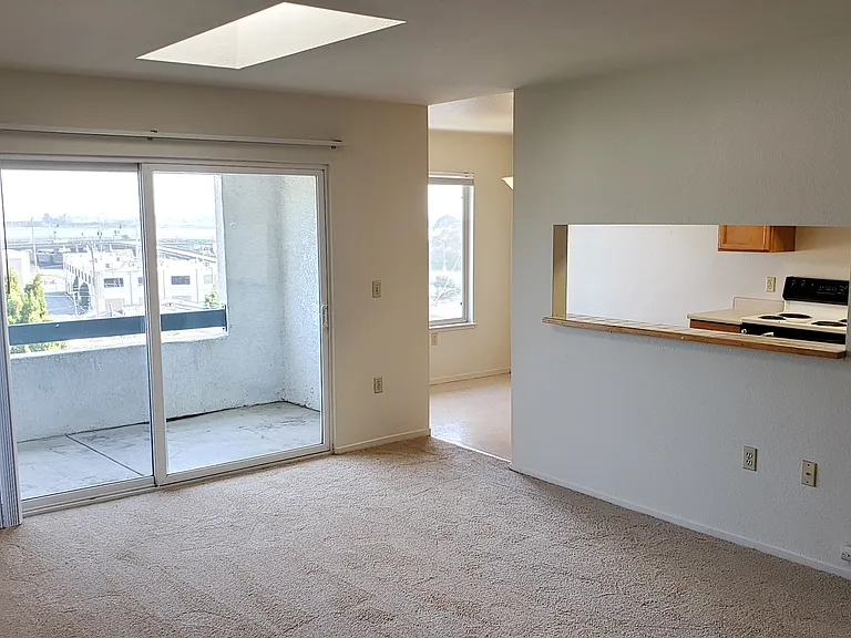 Sunset Vista Apartments — Photo 18