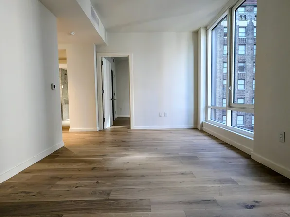 135 East 47th Street image 3 of 23