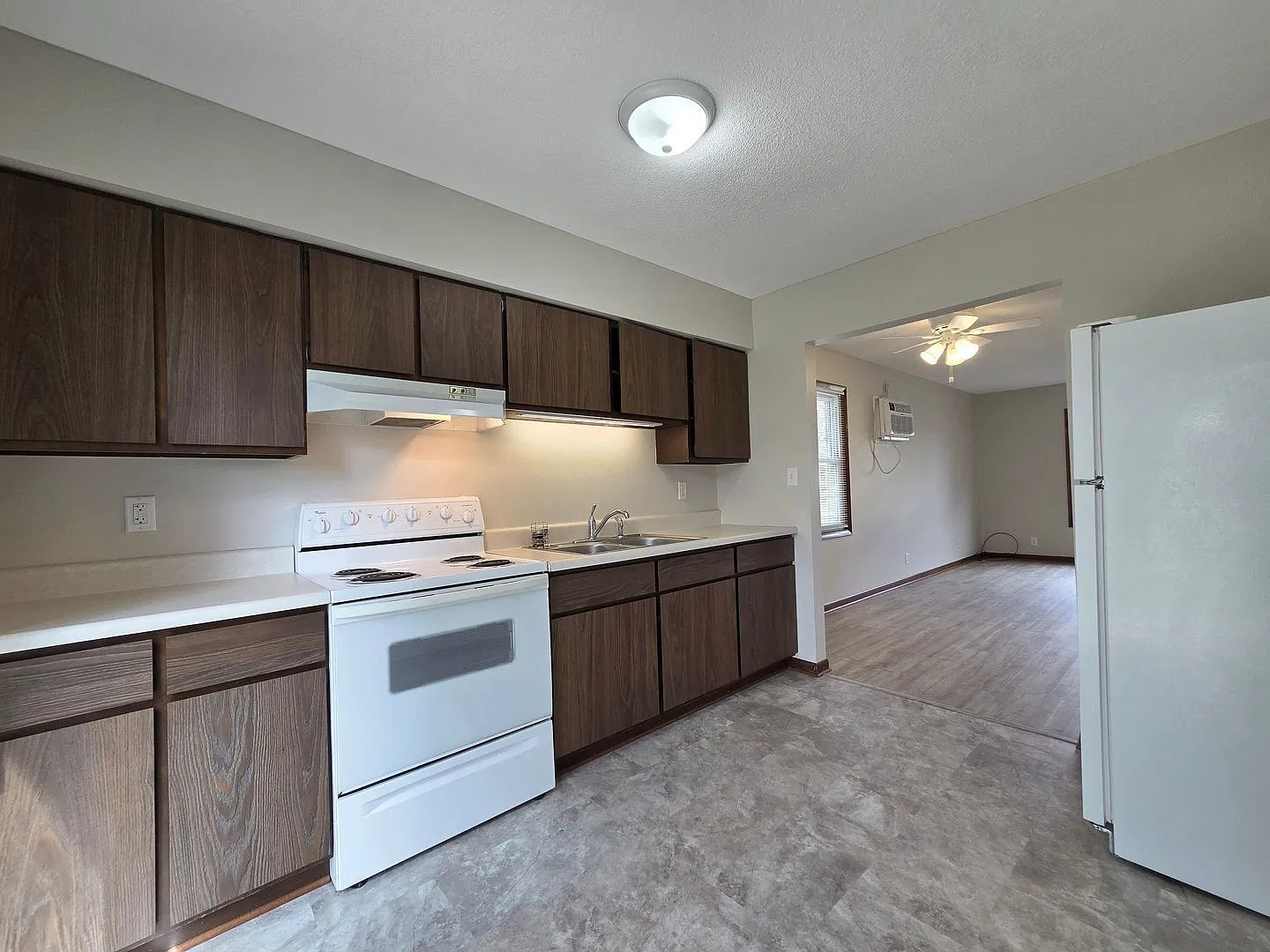 2 bed, 1.0 bath, 980 sqft, $1,350 — Photo 3
