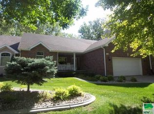 936 Willow Dr, Dakota Dunes, SD 57049
