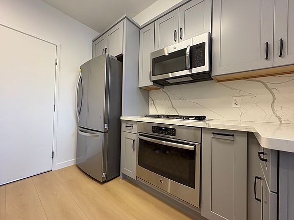 2nd image of 450 Jacobs Ct